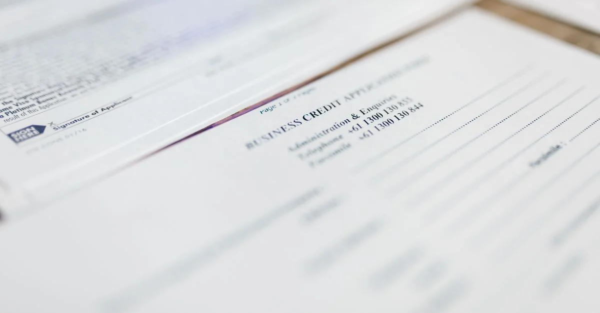 Image centrée sur des documents de demande de crédit d'entreprise, idéale pour des thèmes financiers.