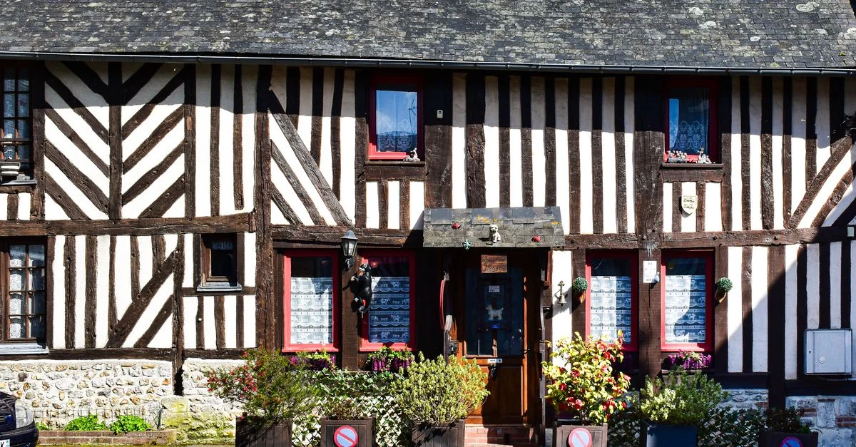 Maison à colombages en Normandie présentant l'architecture française classique.
