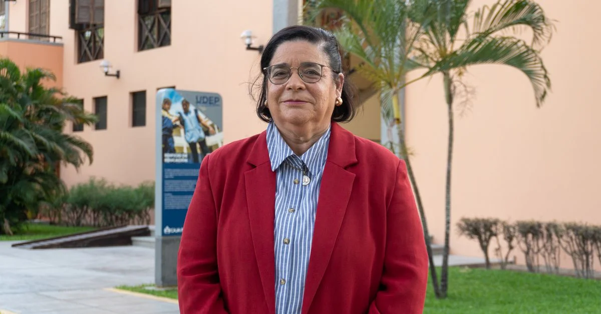 Femme sûre d'elle en blazer rouge posant en extérieur à Piura, au Pérou.