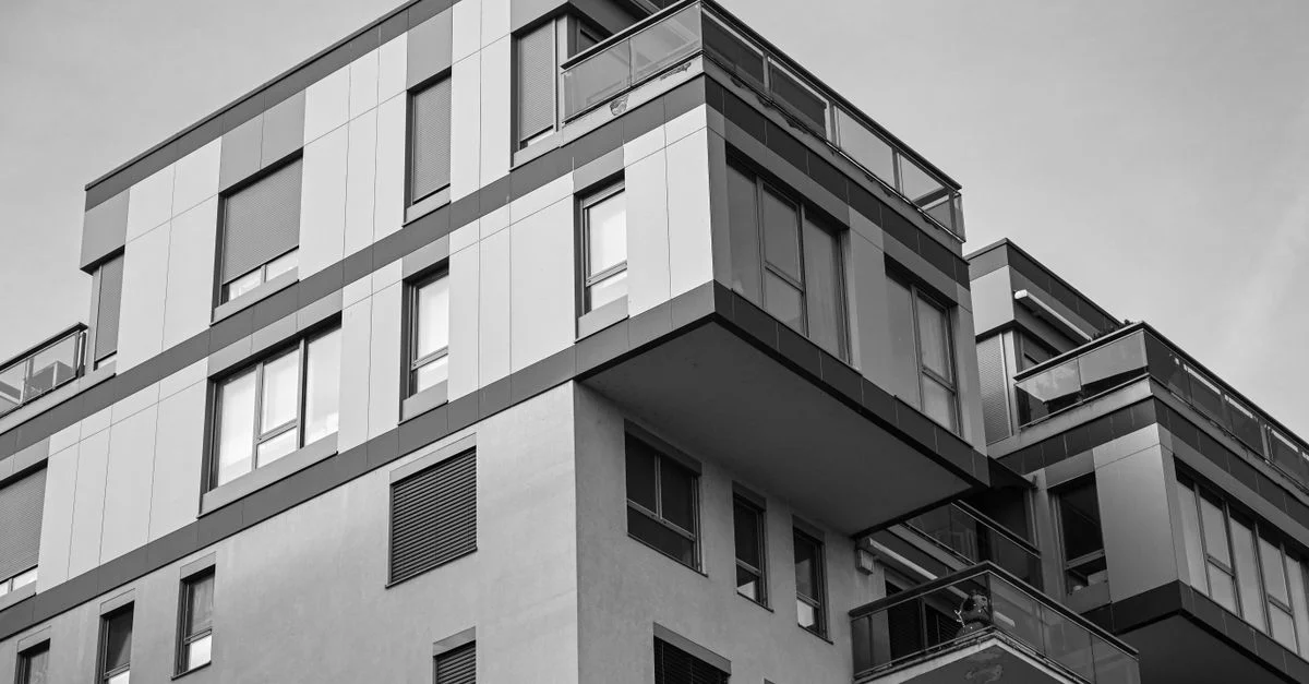 Photo en noir et blanc d'un immeuble moderne présentant une architecture minimaliste à Zagreb, Croatie.