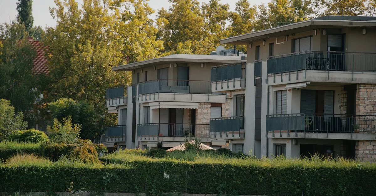 Une vue pittoresque d'un bâtiment d'appartements moderne entouré de verdure luxuriante en Hongrie.