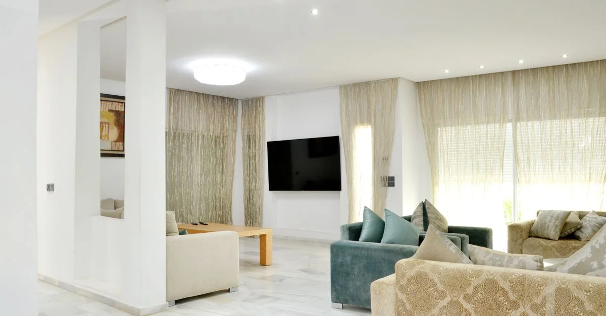 Salon moderne spacieux avec canapés élégants et décor chic.